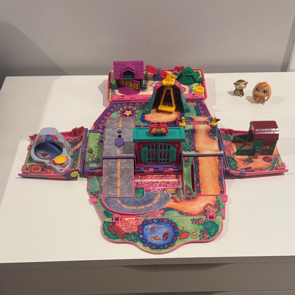 Vintage 1995 Galoob Pound Puppies Van Bus Circus Playground Fold-Out Playset